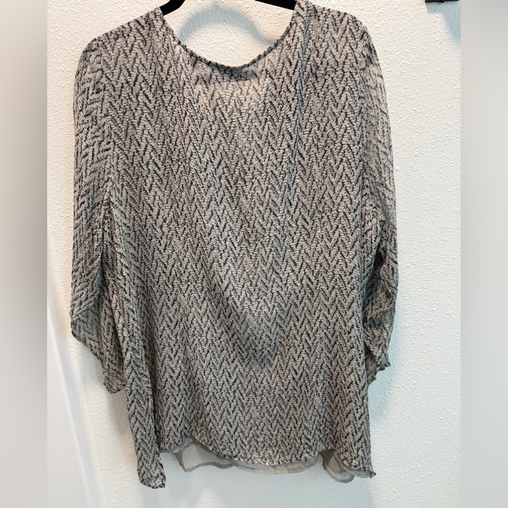 Avenue Black/White Blouse Featuring Ruffled V-neckline Button Down Front Sz22/24 - Picture 2 of 3